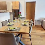 6p- Ski-in Ski-out- Parkplatz- Zentral- Wifi By Interhome Appartement