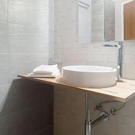 6p- Ski-in Ski-out- Parkplatz- Zentral- Wifi By Interhome
